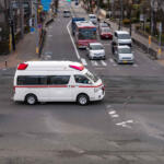 【画像】信号待ちの先頭で後方から「緊急車両」が接近！　避けるために赤信号で交差点に入れば道交法違反だしどうするのが正解？ 〜 画像8