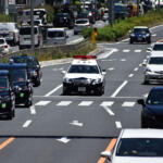 【画像】信号待ちの先頭で後方から「緊急車両」が接近！　避けるために赤信号で交差点に入れば道交法違反だしどうするのが正解？ 〜 画像9