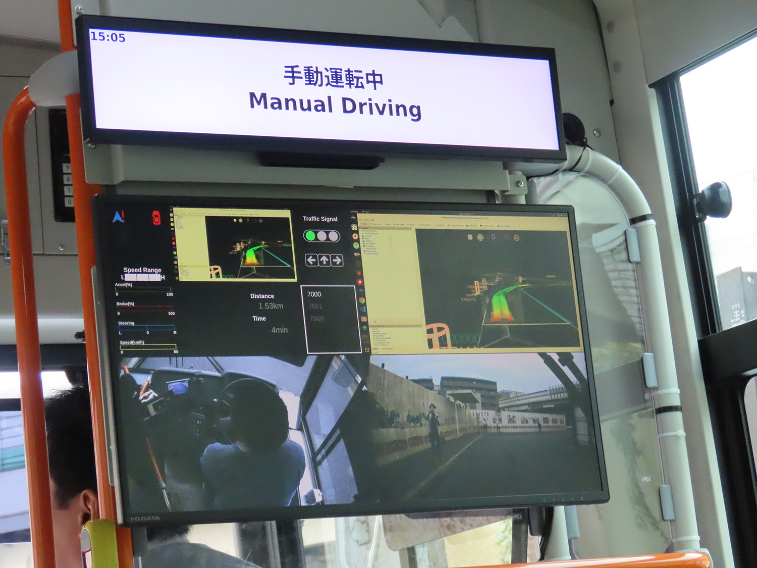 神奈川県川崎市の自動運転バスの車内モニター