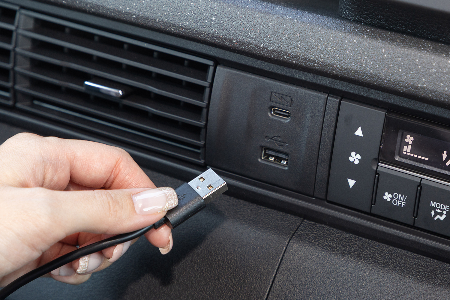 クルマのUSBポートから電源をとる