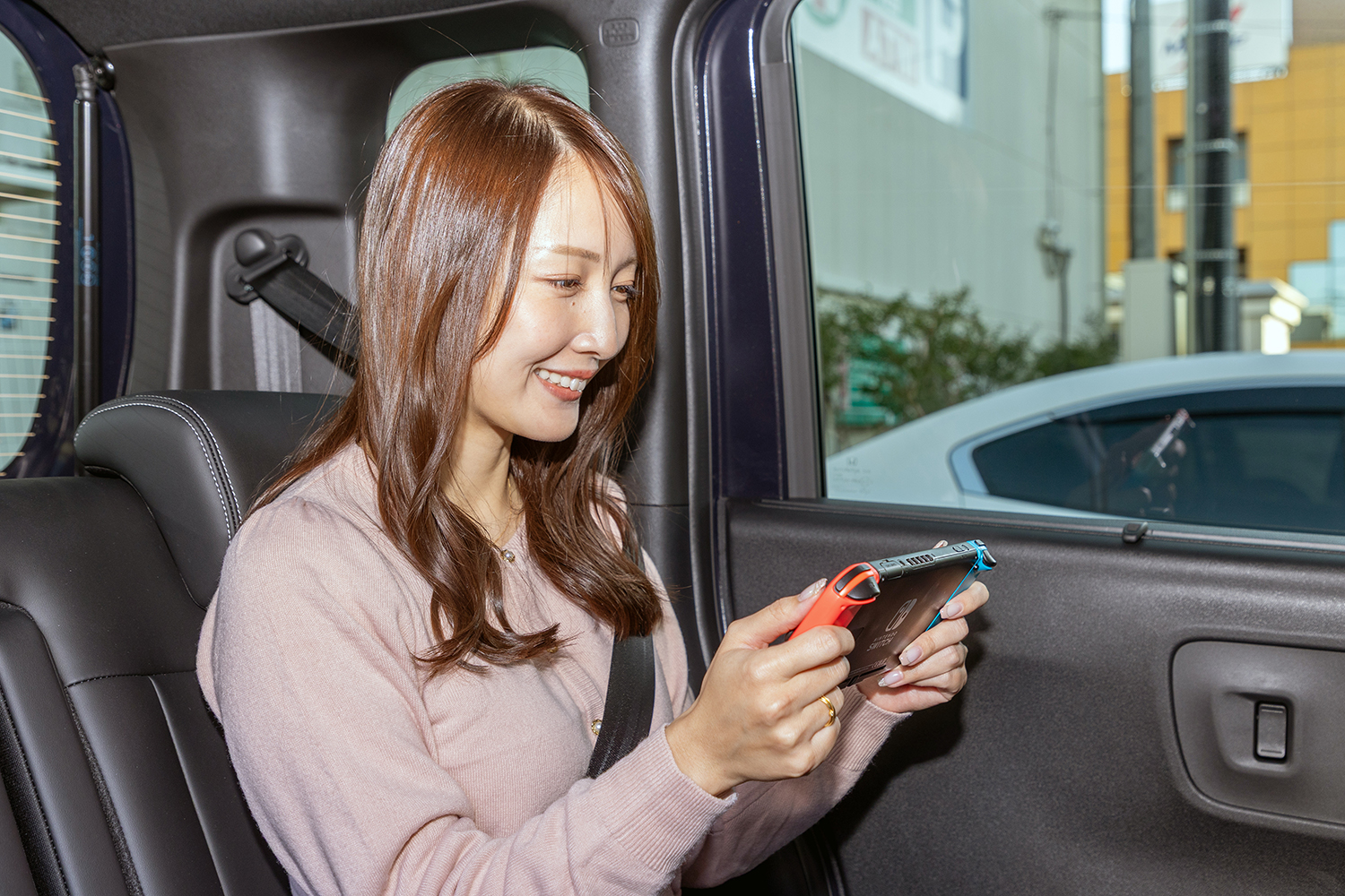 車内でゲームをする深山幸代さん 〜 画像22