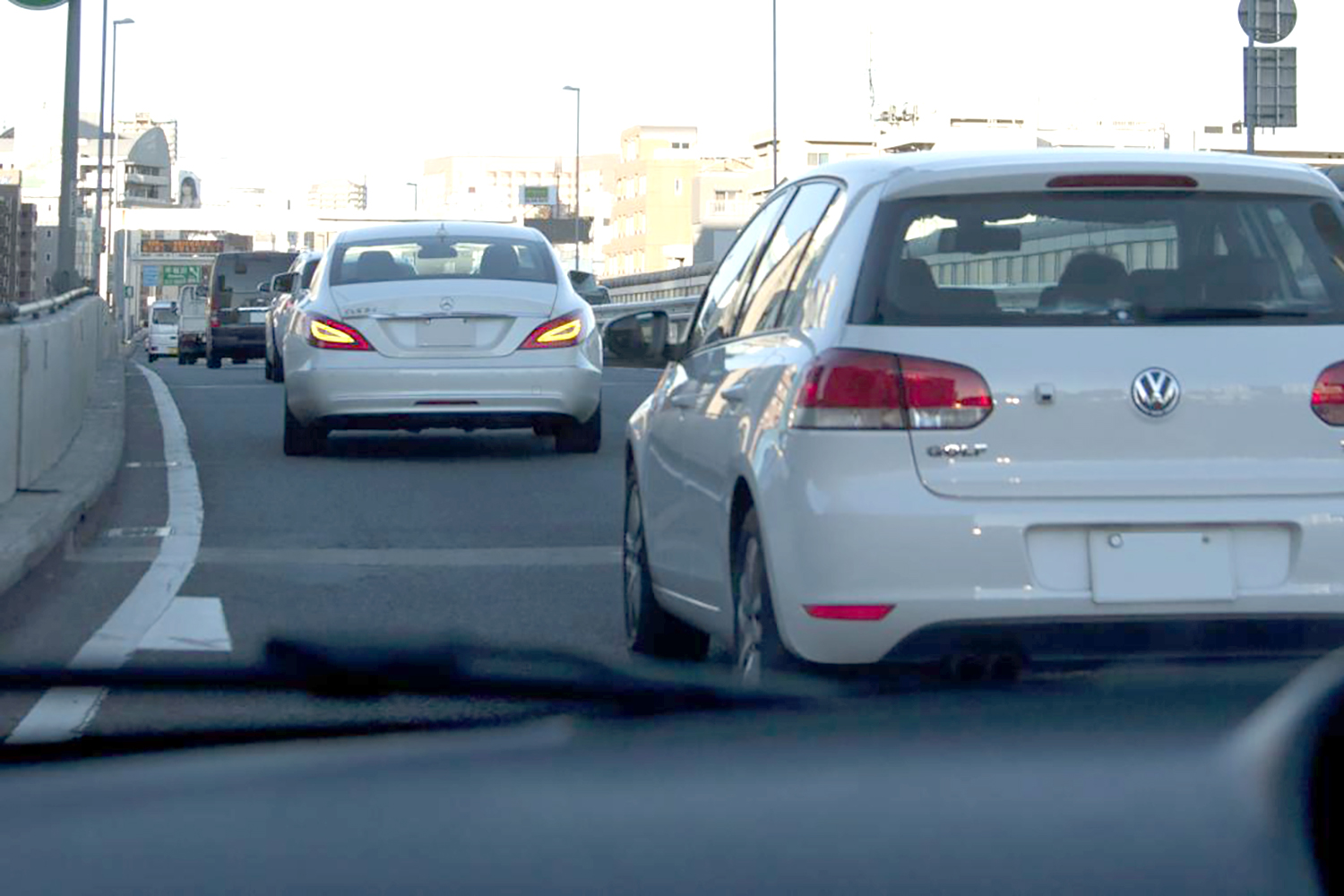 ハザードを点滅させる車両