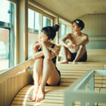 バスを改造した走るサウナバス略してサバス！　３号車はまるで茶畑のなかで「サ活」ができる癒やし系の仕上がり