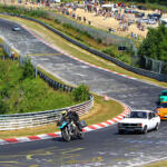 【画像】世界のクルマ好きが一度は走りたい「ニュルブルクリンク」！　超難関サーキットなのにノーヘルに半袖短パンで全開走行OKってなんで?? 〜 画像3