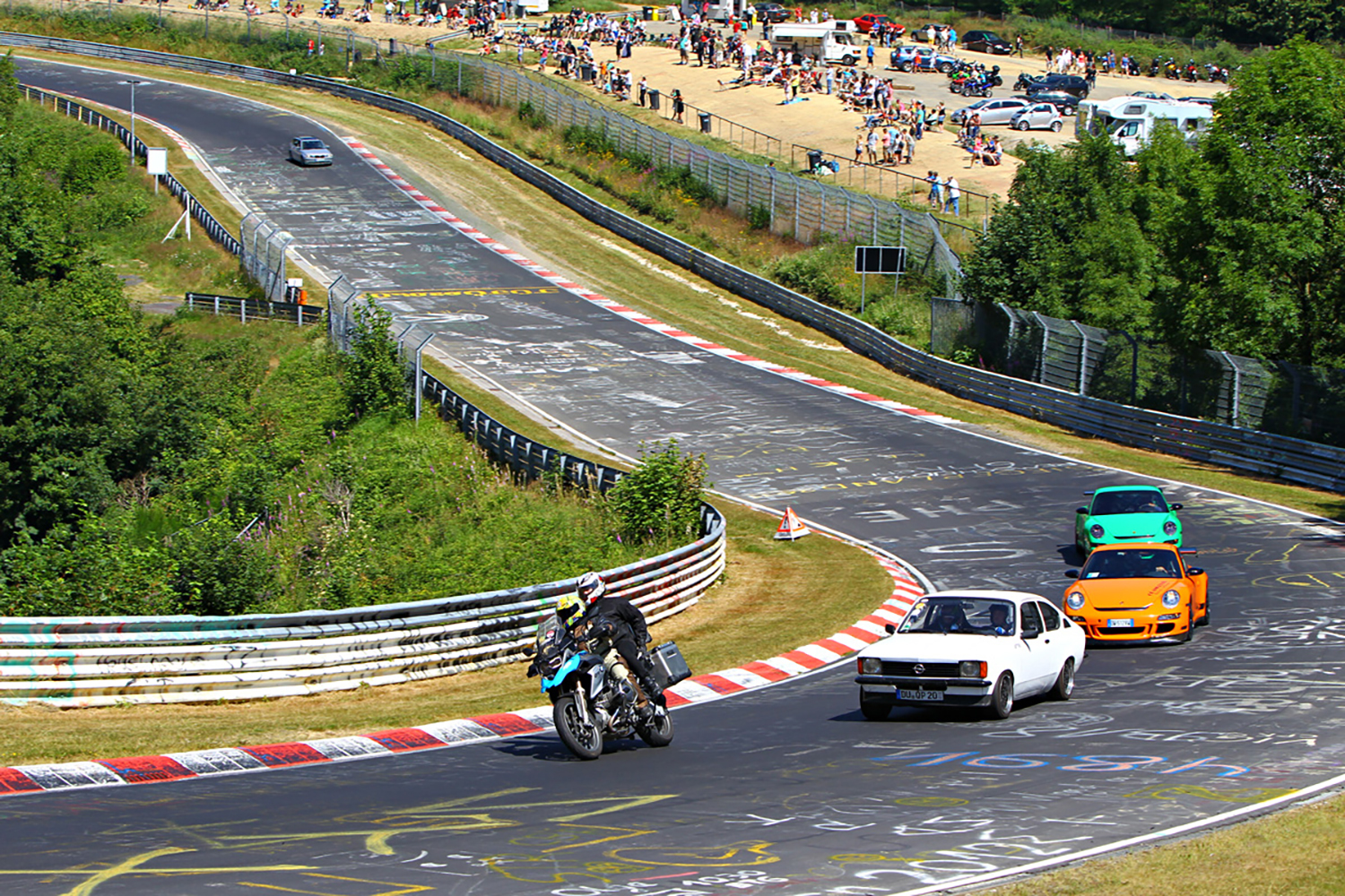 ニュルブルクリンクの北コースを混走する2輪車と4輪車