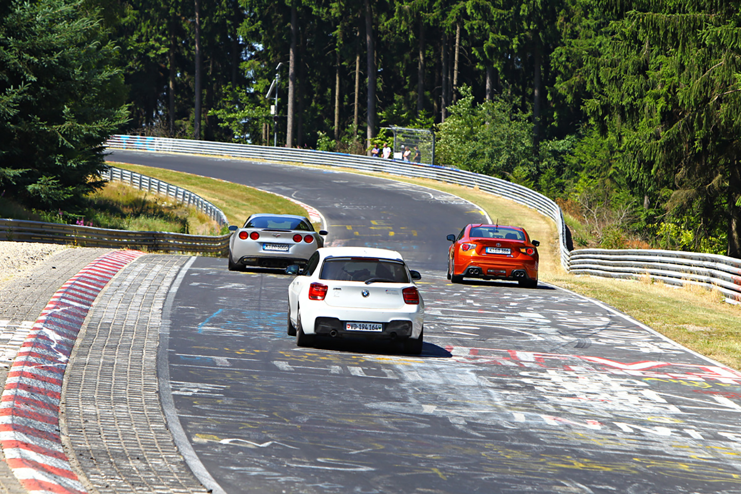 ニュルブルクリンク北コースを走る車両