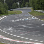 【画像】世界のクルマ好きが一度は走りたい「ニュルブルクリンク」！　超難関サーキットなのにノーヘルに半袖短パンで全開走行OKってなんで?? 〜 画像6