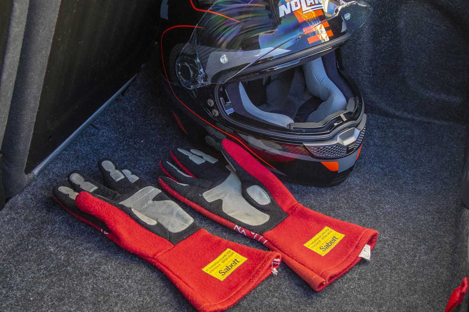 ヘルメットとレーシンググローブ