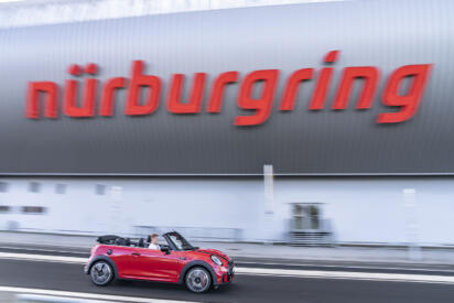 世界のクルマ好きが一度は走りたい「ニュルブルクリンク」！　超難関サーキットなのにノーヘルに半袖短パンで全開走行OKってなんで??