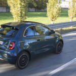 【画像】リヤドア付き「ただし右側のみ」のフィアット500があるってマジ!?　日本人が知らないチンクの日本導入は難しい？ 〜 画像1