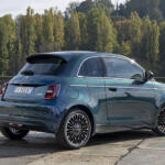 【画像】リヤドア付き「ただし右側のみ」のフィアット500があるってマジ!?　日本人が知らないチンクの日本導入は難しい？ 〜 画像2