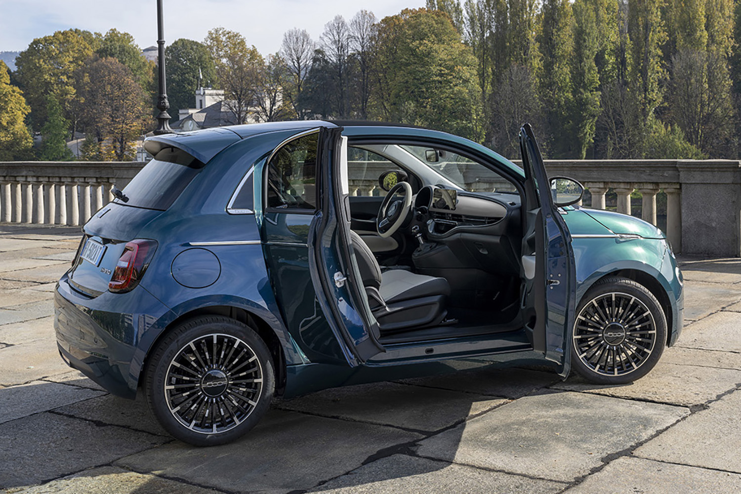 フィアット500ハイブリッド3+1のリヤスタイリング