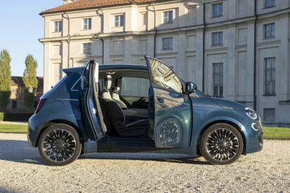 リヤドア付き「ただし右側のみ」のフィアット500があるってマジ!?　日本人が知らないチンクの日本導入は難しい？