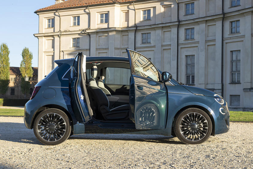 リヤドア付き「ただし右側のみ」のフィアット500があるってマジ!?　日本人が知らないチンクの日本導入は難しい？