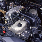 【画像】セダンなのに左右のリヤドアが非対称！　タクシー・乗用・パトカー仕様まで登場した「日産クルー」を知ってるか？ 〜 画像1