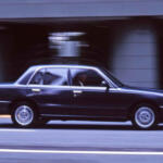 【画像】セダンなのに左右のリヤドアが非対称！　タクシー・乗用・パトカー仕様まで登場した「日産クルー」を知ってるか？ 〜 画像2