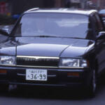 【画像】セダンなのに左右のリヤドアが非対称！　タクシー・乗用・パトカー仕様まで登場した「日産クルー」を知ってるか？ 〜 画像3