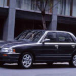 【画像】セダンなのに左右のリヤドアが非対称！　タクシー・乗用・パトカー仕様まで登場した「日産クルー」を知ってるか？ 〜 画像4