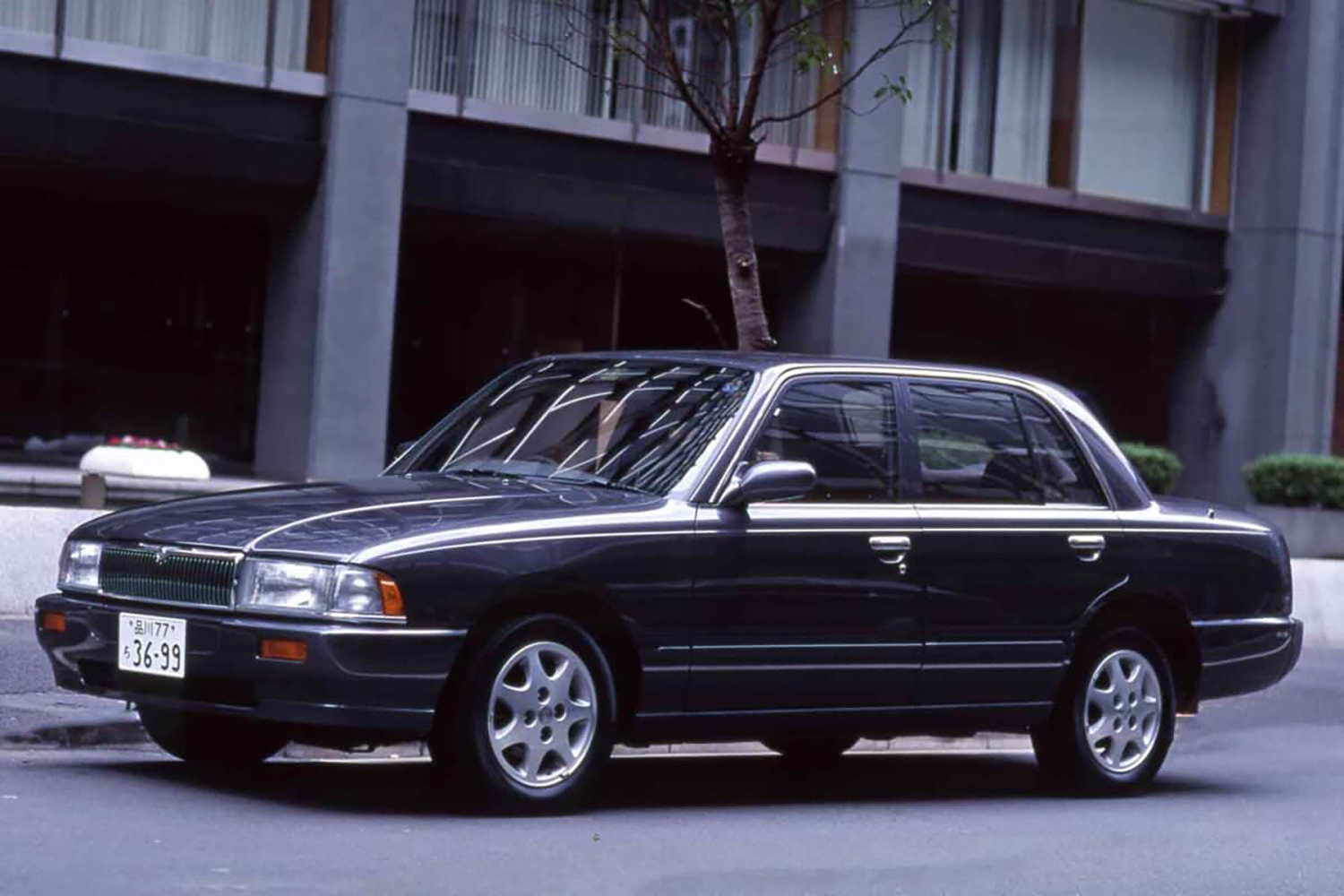 乗用モデルの日産クルーLXサルーンのフロントスタイリング