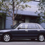 【画像】セダンなのに左右のリヤドアが非対称！　タクシー・乗用・パトカー仕様まで登場した「日産クルー」を知ってるか？ 〜 画像5