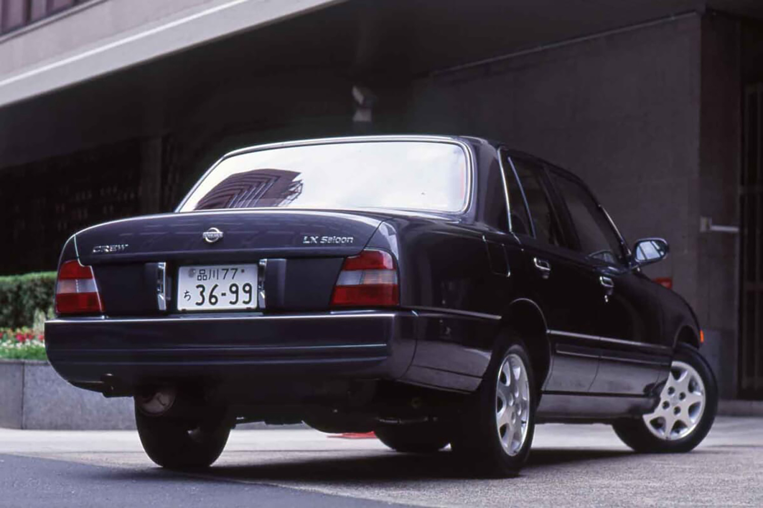 乗用モデルの日産クルーLXサルーンのリヤスタイリング