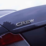 セダンなのに左右のリヤドアが非対称！　タクシー・乗用・パトカー仕様まで登場した「日産クルー」を知ってるか？