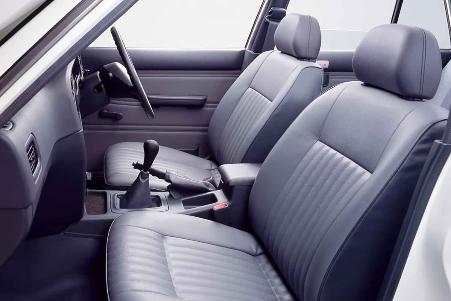 日産クルーの5MTモデルのインテリア