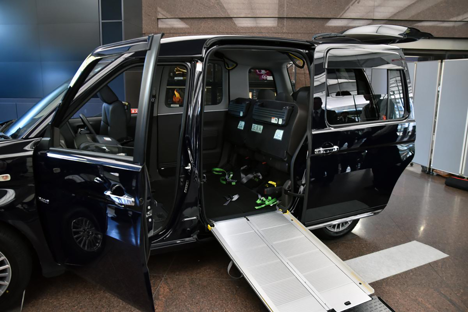 トヨタJPN TAXIの車いす用スロープ 〜 画像6