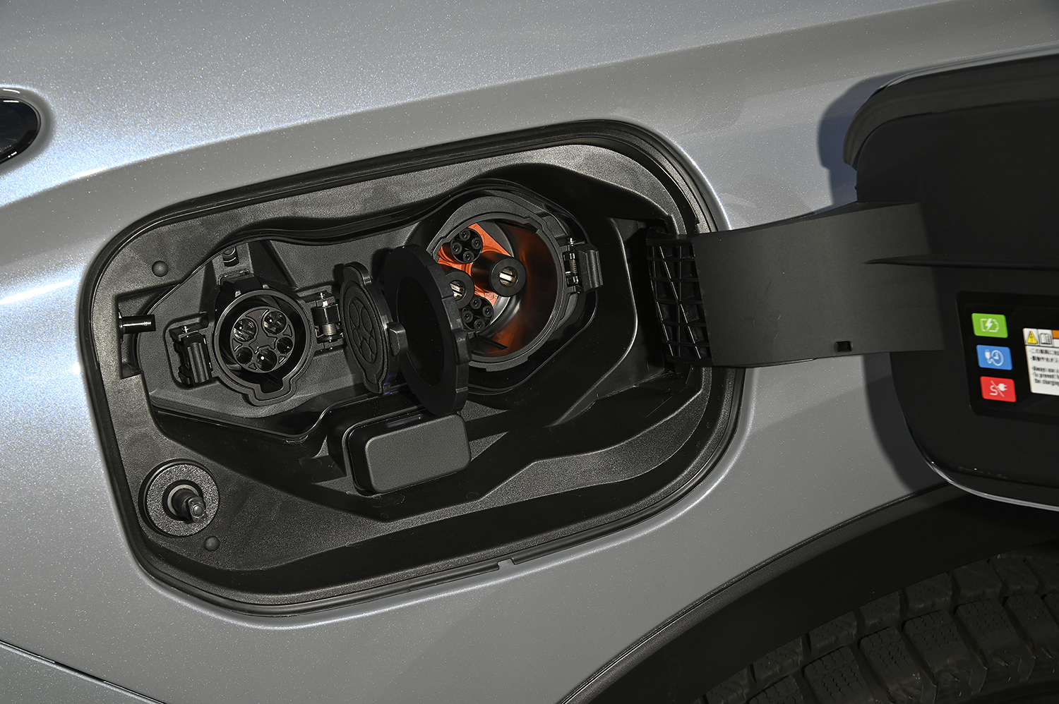 三菱アウトランダーPHEVの給電プラグ