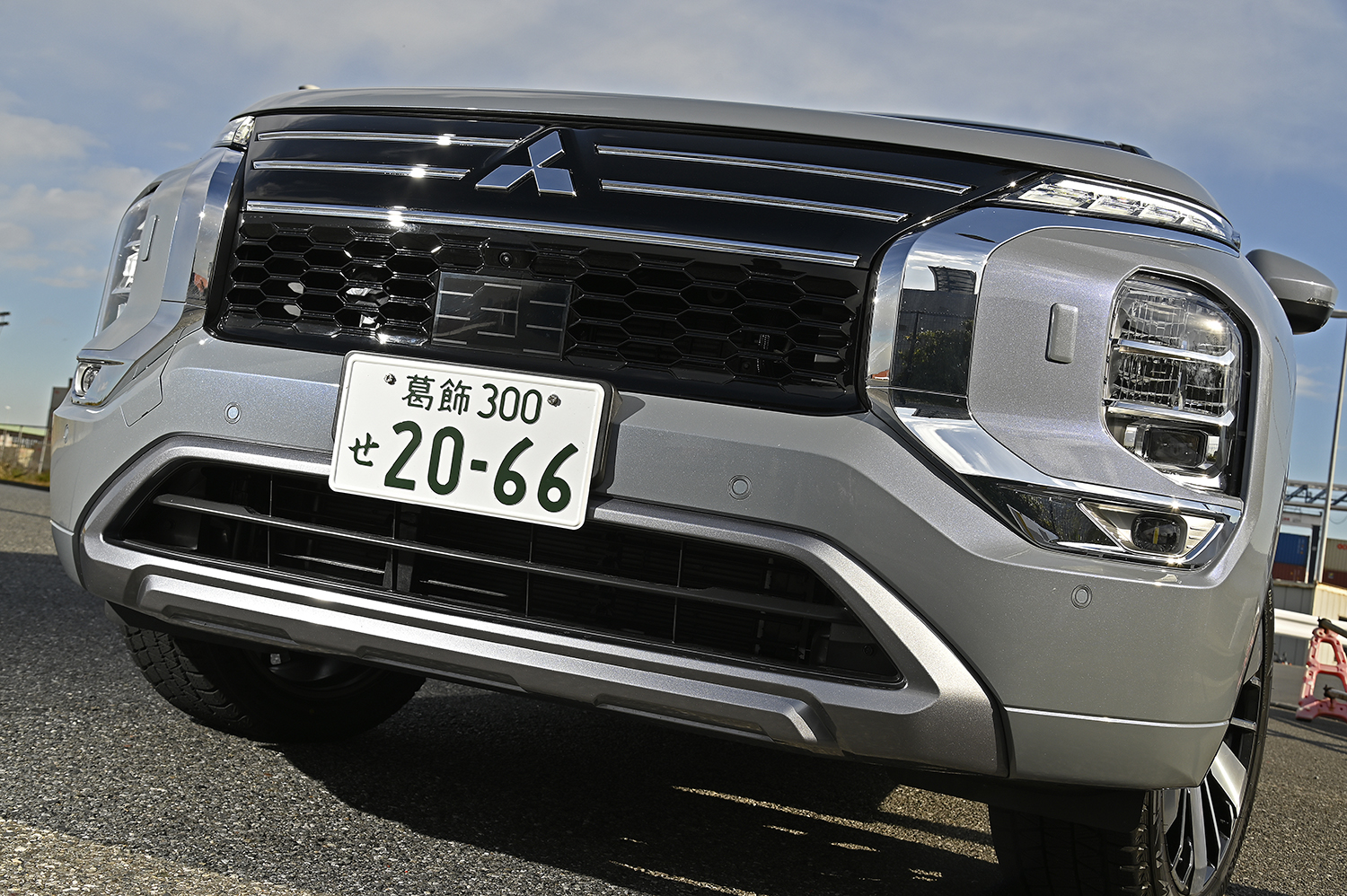 三菱アウトランダーPHEVのフロントマスク 〜 画像8