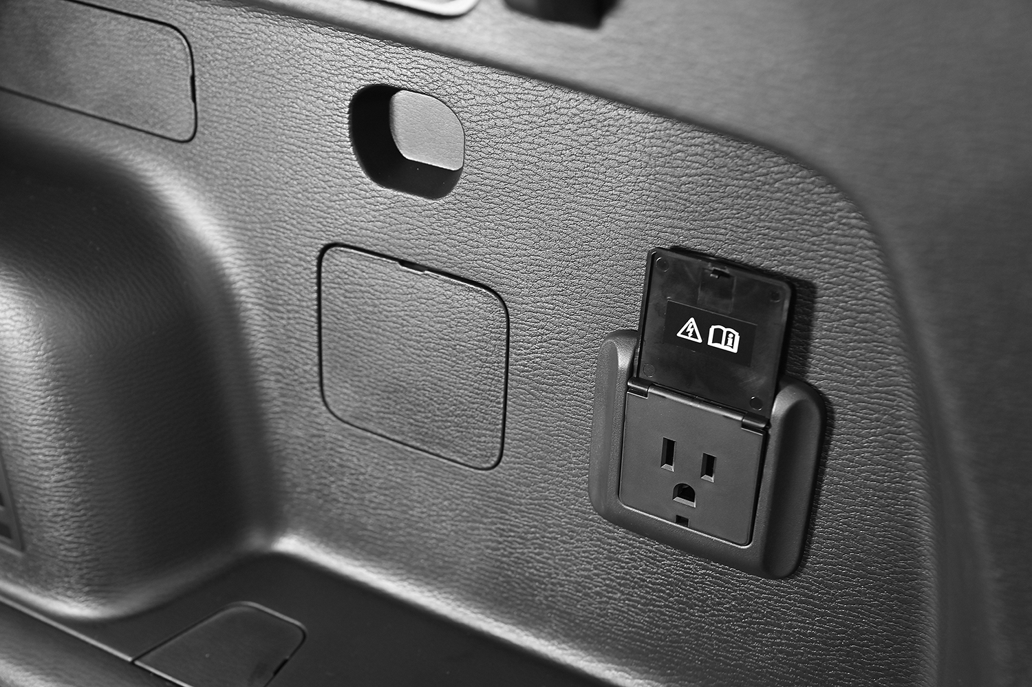 三菱アウトランダーPHEVの1500W電源プラグ