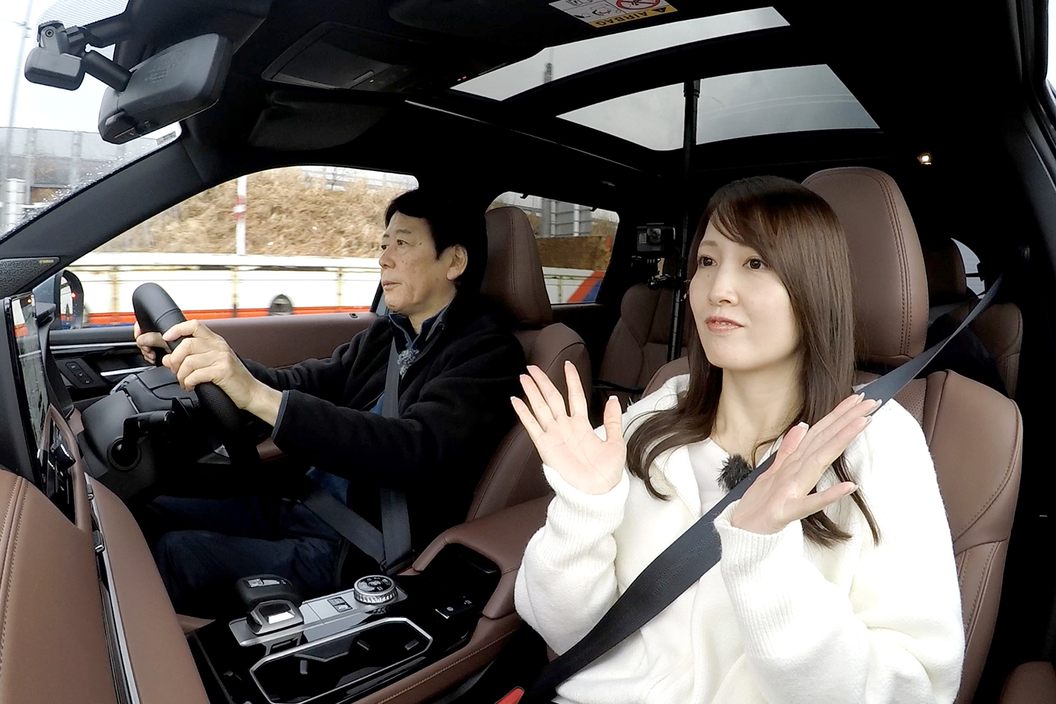 三菱アウトランダーPHEVに乗る中谷明彦さんと深山幸代さん