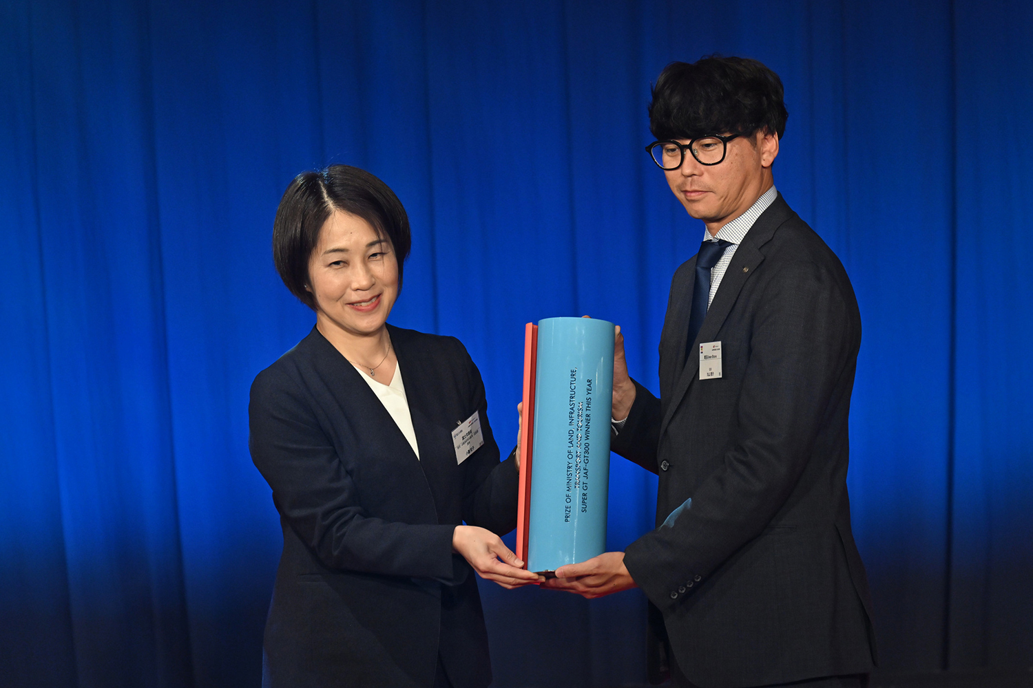 No.52 埼玉Green Braveの丸山恵介監督に国土交通大臣杯を手渡す国土交通省の小磯和子課長