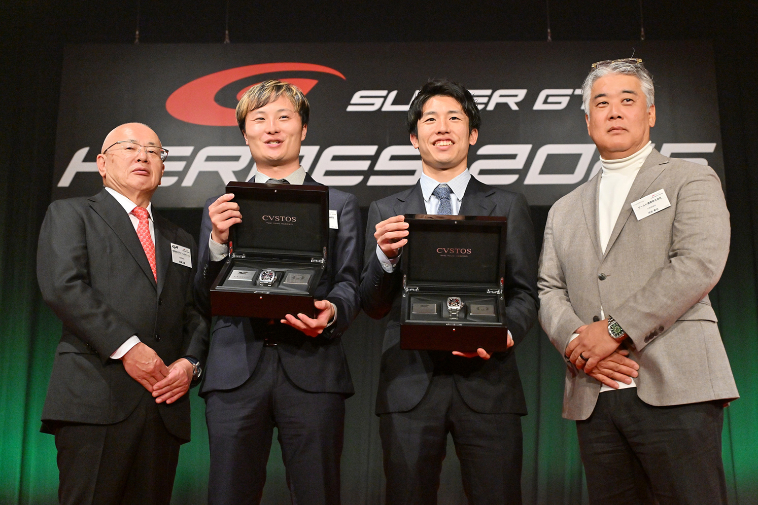CVSTOSの「チャレンジクロノグラフ2 2025 SUPER GTチャンピオンウォッチ」が贈呈された坪井翔選手と山下健太選手 〜 画像12