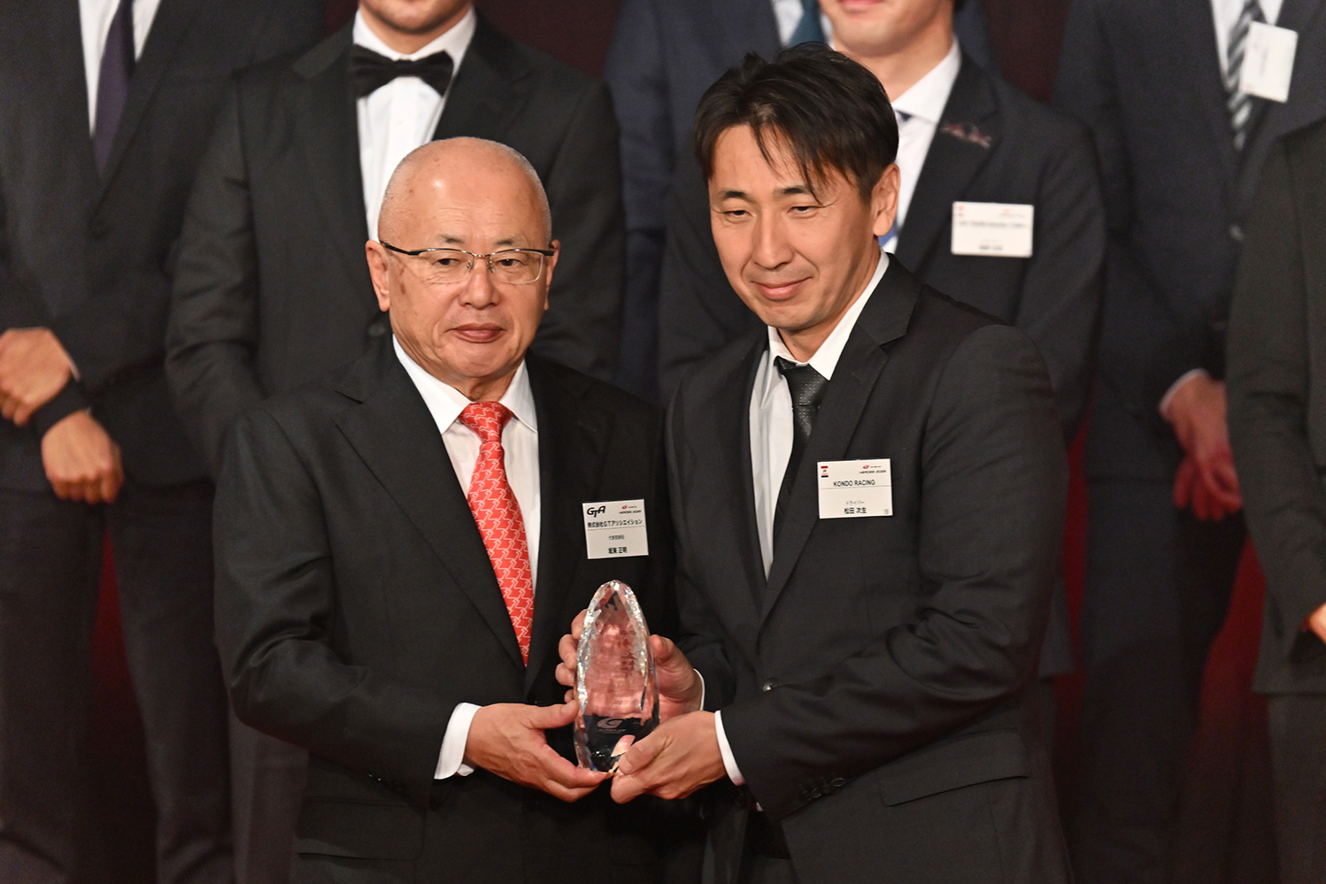 GTAの坂東代表からクリスタルトロフィーが授与された松田次生選手 〜 画像28