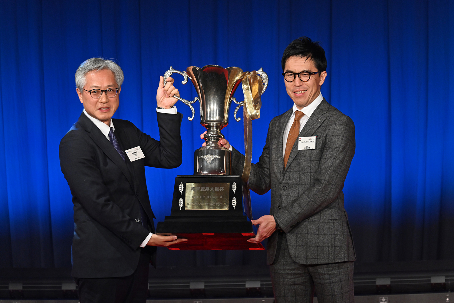 No.1 TGR TEAM au TOM’Sの伊藤監督に経済産業大臣杯の大杯を手渡す経済産業省製造産業局担当の田中一成氏