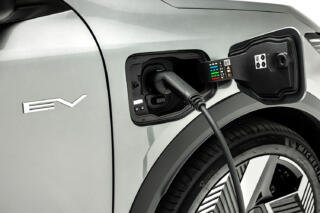 ルノー日産三菱アランアンス強化によって誕生した日本とはまったく異なるエクリプスクロスの正体とは