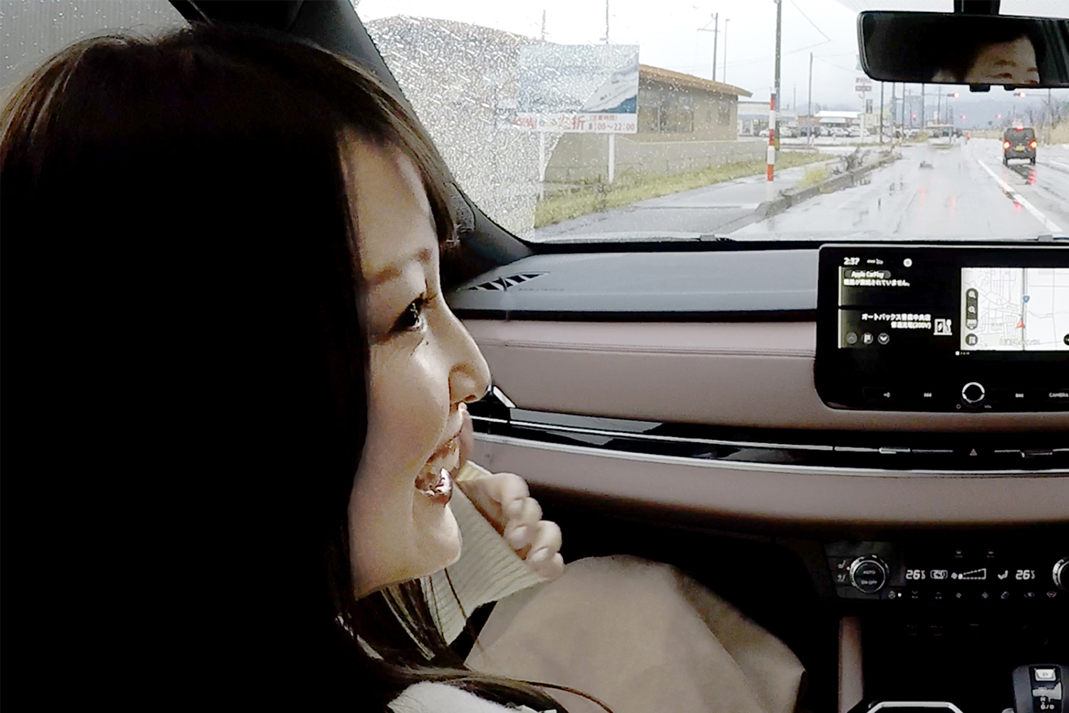 三菱アウトランダーPHEVの助手席に乗る深山幸代さん 〜 画像42