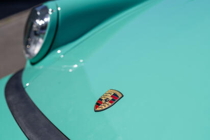 プロストが駆ったマクラーレンF1マシンの1.5リッターターボを搭載！　世界にたった11台のポルシェ911が2億8000万円での落札も納得