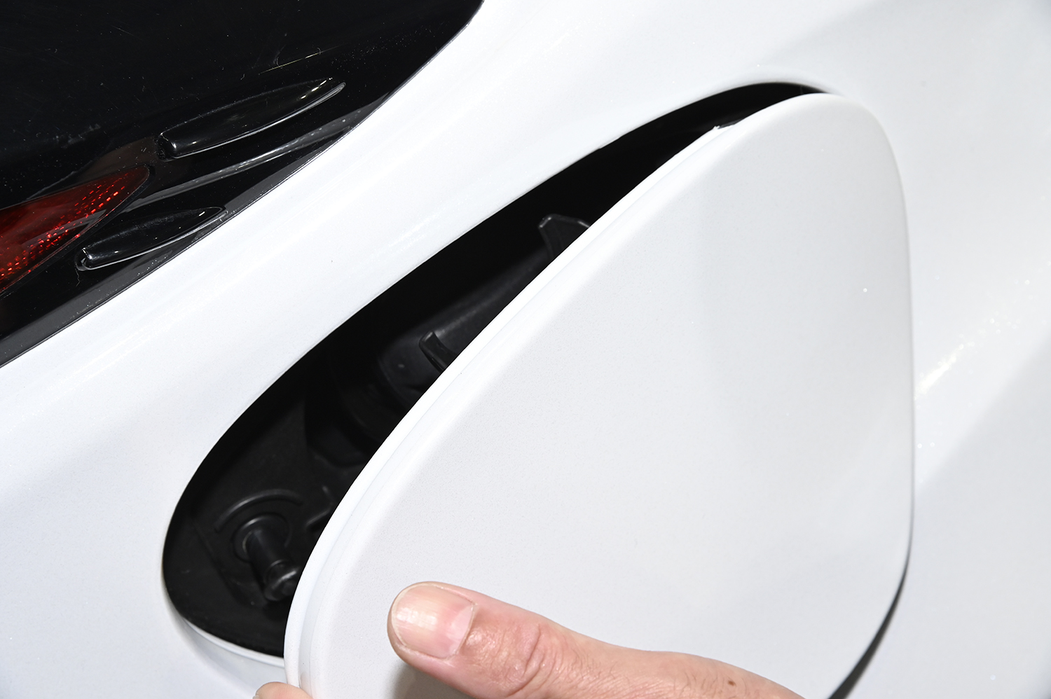 最近の国産車から給油口を開けるためのレバーが消えたワケ 〜 画像1