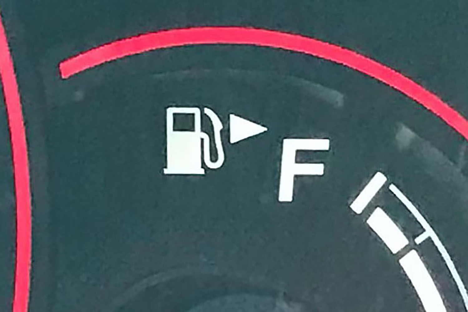 メーター内にある給油口位置の表示