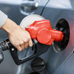 【画像】給油口を開けるレバーがない！　久々にクルマを乗り換えた昭和オヤジが驚くイマドキのクルマから「レバーが消えた」理由とは 〜 画像3