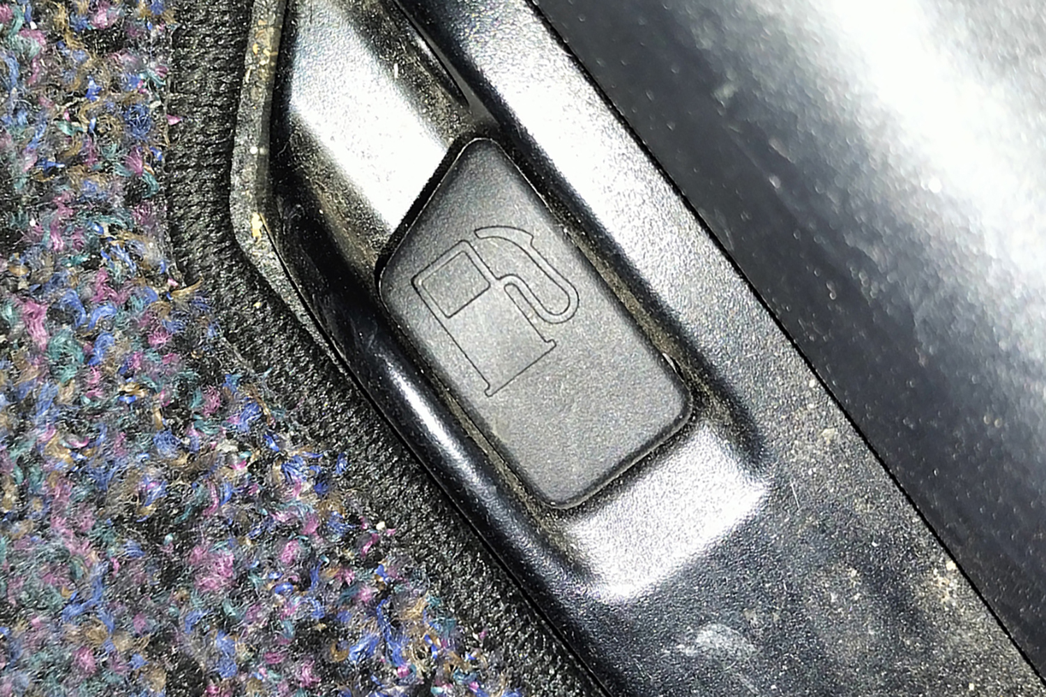 給油口を開けるためのレバー