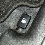 給油口を開けるレバーがない！　久々にクルマを乗り換えた昭和オヤジが驚くイマドキのクルマから「レバーが消えた」理由とは