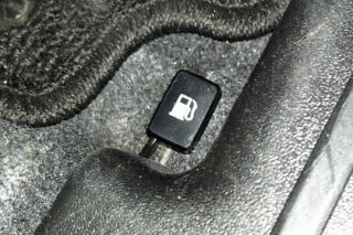 最近の国産車から給油口を開けるためのレバーが消えたワケ