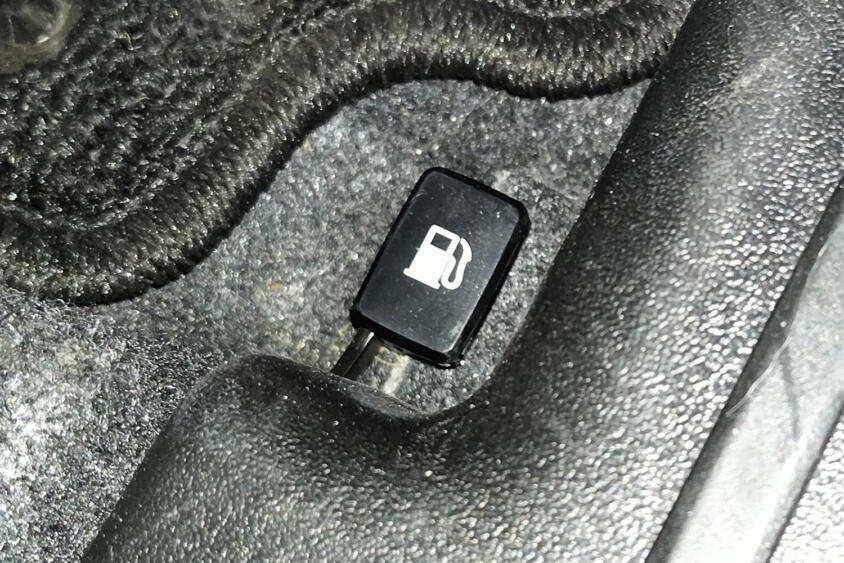 給油口を開けるレバーがない！　久々にクルマを乗り換えた昭和オヤジが驚くイマドキのクルマから「レバーが消えた」理由とは