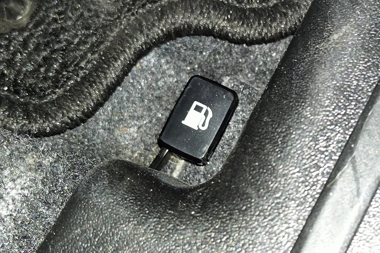 最近の国産車から給油口を開けるためのレバーが消えたワケ