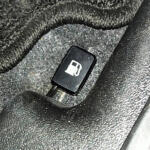 【画像】給油口を開けるレバーがない！　久々にクルマを乗り換えた昭和オヤジが驚くイマドキのクルマから「レバーが消えた」理由とは 〜 画像8