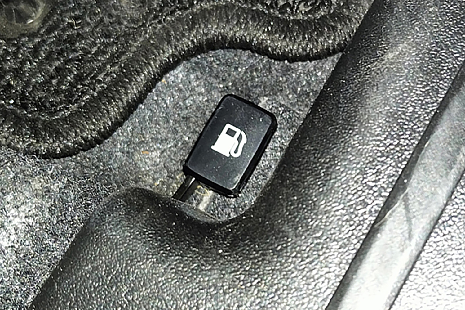 最近の国産車から給油口を開けるためのレバーが消えたワケ 〜 画像8