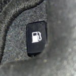 【画像】給油口を開けるレバーがない！　久々にクルマを乗り換えた昭和オヤジが驚くイマドキのクルマから「レバーが消えた」理由とは 〜 画像9